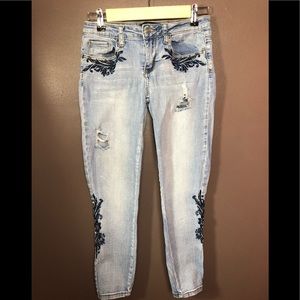 Velvet Heart Denim Capri Size 27  Embroidered Dis